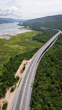 M6 otoyolu Nakhon Ratchasima Eyaleti - Bang Pa-in Lam Ta Khong Nehri ve kırsal arazi trafiğinin Dağ Drone görüntüsü. Korat Tayland Otoyolu