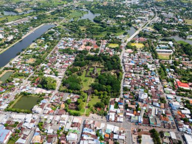 İnsansız hava aracı Phimai Tarih Parkı 'nın havadan görüntüsünü çekti. Khmer İmparatorluğu 'nun antik taş tapınak yapıları. Nakhon Ratchasima, Tayland