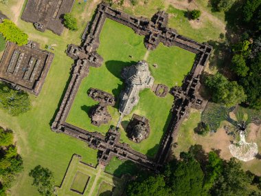 İnsansız hava aracı Phimai Tarih Parkı 'nın havadan görüntüsünü çekti. Khmer İmparatorluğu 'nun antik taş tapınak yapıları. Nakhon Ratchasima, Tayland