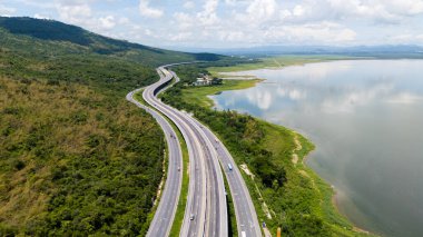 M6 otoyolu Nakhon Ratchasima Eyaleti - Bang Pa-in Lam Ta Khong Nehri ve kırsal arazi trafiğinin Dağ Drone görüntüsü. Korat Tayland Otoyolu