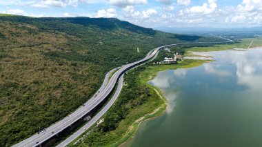M6 otoyolu Nakhon Ratchasima Eyaleti - Bang Pa-in Lam Ta Khong Nehri ve kırsal arazi trafiğinin Dağ Drone görüntüsü. Korat Tayland Otoyolu