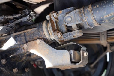 Bizim için kullanılan dört tekerli bir kamyonetin süspansiyonu.