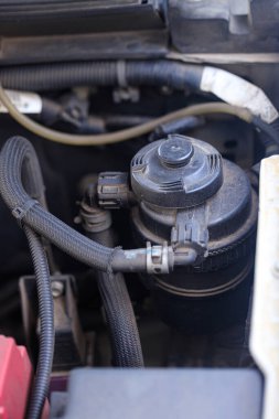 Bir araba yağı filtresinin yakın plan çekimi, motor performansı ve kayganlaştırma verimliliğinin korunmasında yapısını ve rolünü gözler önüne seriyor.