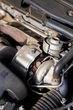 Motor detaylarını, metal dokusunu ve otomotiv teknolojisi kavramını gösteren araba turbo şarj sisteminin yakın çekimi