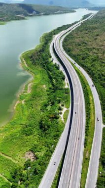 M6 otoyolu Nakhon Ratchasima Eyaleti - Bang Pa-in Lam Ta Khong Nehri ve kırsal arazi trafiğinin Dağ Drone görüntüsü. Korat Tayland Otoyolu 