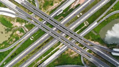 290 ve 304 Nakhon Ratchasima arasındaki hava manzaralı köprü kavşağı.