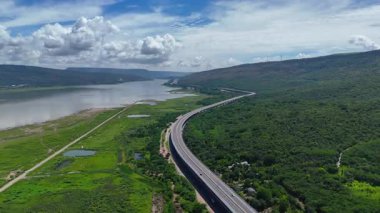 M6 otoyolu Nakhon Ratchasima Eyaleti - Bang Pa-in Lam Ta Khong Nehri ve kırsal arazi trafiğinin Dağ Drone görüntüsü. Korat Tayland Otoyolu 