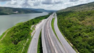 M6 otoyolu Nakhon Ratchasima Eyaleti - Bang Pa-in Lam Ta Khong Nehri ve kırsal arazi trafiğinin Dağ Drone görüntüsü. Korat Tayland Otoyolu 