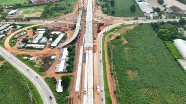 Köprü inşaatının kavşak boyunca yapılan hava görüntüsü
