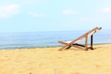 Plaj dekorasyonunda boş bir sandalye