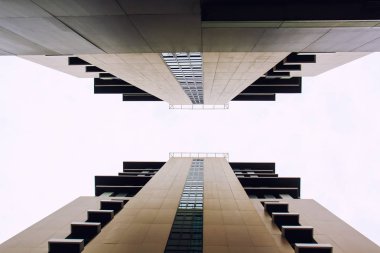 Modern mimari apartmanı gökyüzü manzaralı.