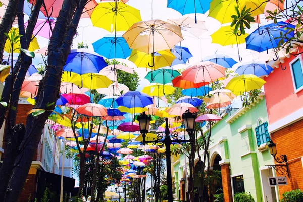 Barvitý deštník v zahradním parku — Stock fotografie