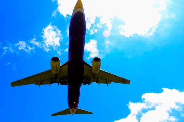 Airplane Landing Phuket International Airport Sunny Day — Stock Photo, Image