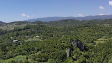  Bir dağ geçidinde İHA uçuşu
