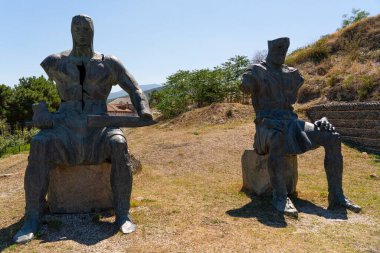  Gori Kalesi 'nin dibinde parçalanmış vücut parçaları olan şövalyeler.