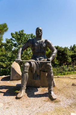  Gori Kalesi 'nin dibinde parçalanmış vücut parçaları olan şövalyeler.