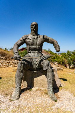  Gori Kalesi 'nin dibinde parçalanmış vücut parçaları olan şövalyeler.