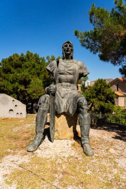  Gori Kalesi 'nin dibinde parçalanmış vücut parçaları olan şövalyeler.