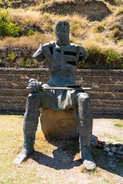  Gori Kalesi 'nin dibinde parçalanmış vücut parçaları olan şövalyeler.
