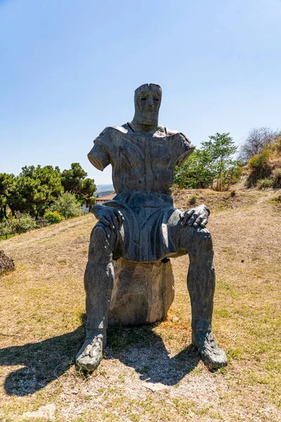  Gori Kalesi 'nin dibinde parçalanmış vücut parçaları olan şövalyeler.