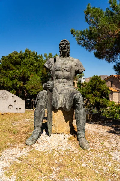  Gori Kalesi 'nin dibinde parçalanmış vücut parçaları olan şövalyeler.