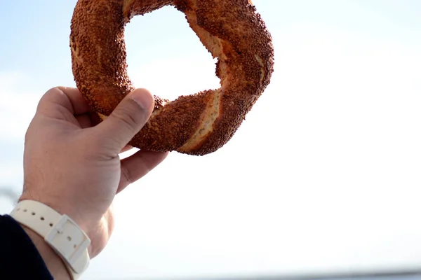 İstanbul sehir hatlari vapurunda martlara simit atamadan,