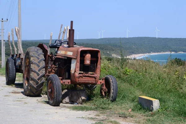 Eski kaderine terk edilmiş bir traktör..
