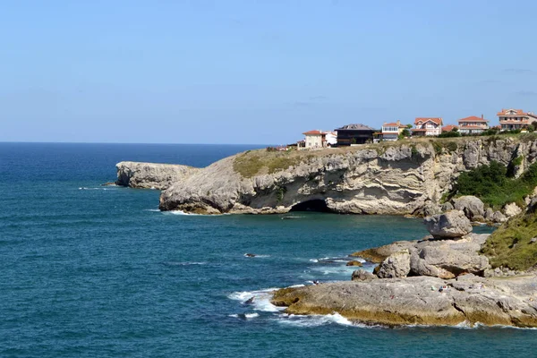 İstanbul deniz feneri ve kayalıklarda evler.