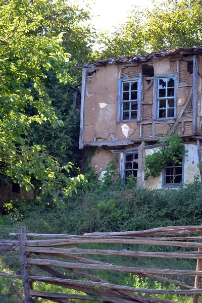 Ormanda terk edilmiş eski bir ev.
