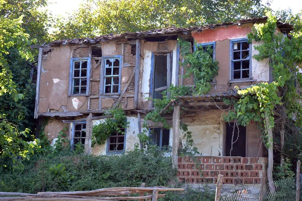 Ormanda terk edilmiş eski bir ev.