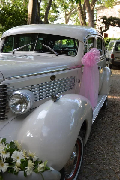 Une Voiture Classique Ornée Comme Une Voiture Mariée — Photo