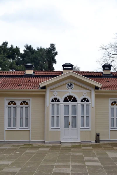 İstanbul - Tarihi bir görünüme sahip balat kapıları ve pencereleri.