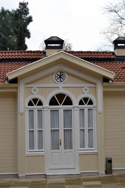 İstanbul - Tarihi bir görünüme sahip balat kapıları ve pencereleri.