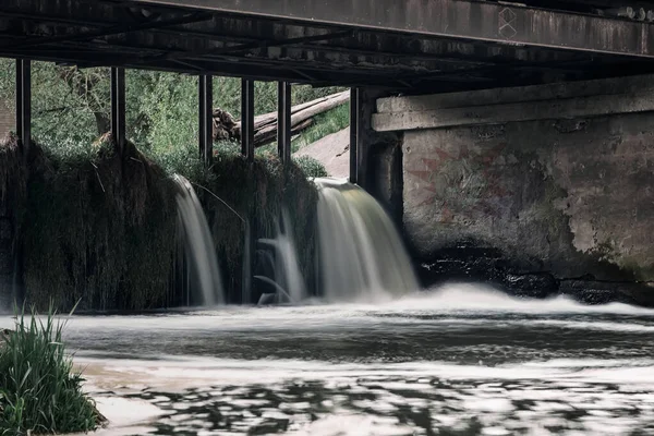 Acqua Scorre Splendidamente Lungo Una Vecchia Diga Abbandonata — Foto Stock