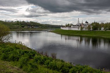Büyük bir nehrin kıyısındaki eski güzel manastır.