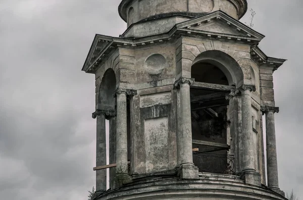 Kubah Tua Dari Sebuah Gereja Yang Ditinggalkan Atas Latar Belakang — Stok Foto