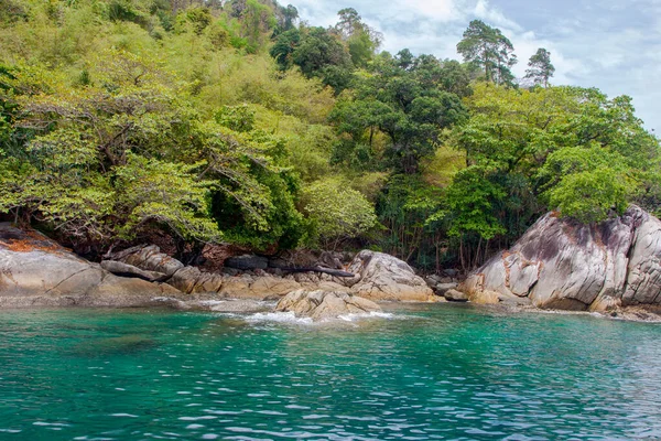 タイの島で湾の美しいと色の水 — ストック写真
