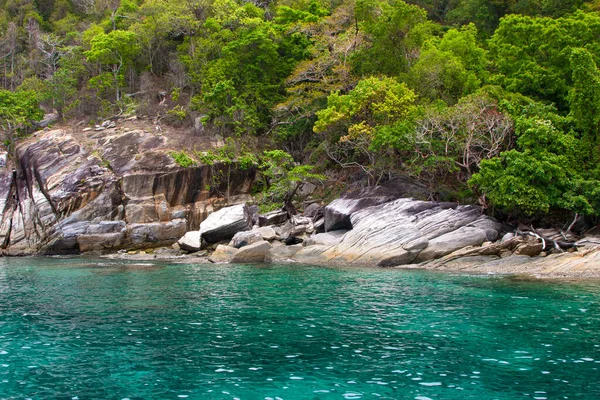 タイの島で湾の美しいと色の水 — ストック写真