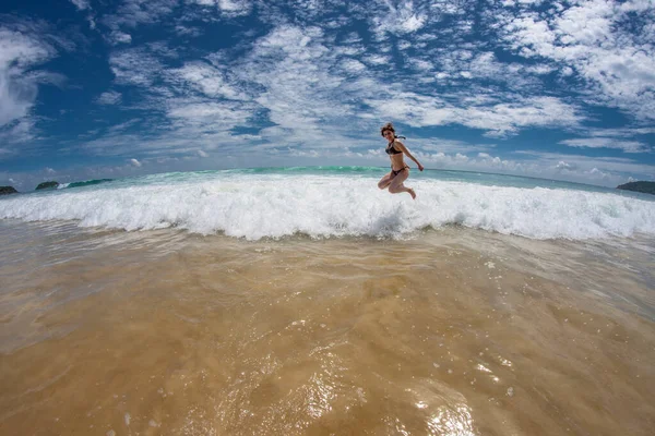 Girl Jumping Wave Beach — Stock Photo, Image