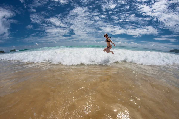 Meisje Springt Een Golf Het Strand — Stockfoto