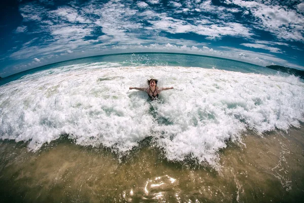 Girl Swims Waves Shore — Stock Photo, Image