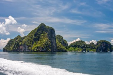 Tayland 'ın kayalık adaları mavi gökyüzünün altında