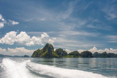 Tayland 'ın kayalık adaları mavi gökyüzünün altında