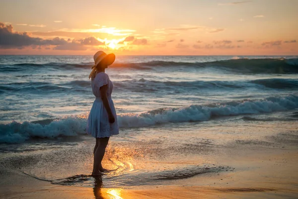 Dívka Osvětlena Zapadajícím Sluncem Thajsku Moře — Stock fotografie