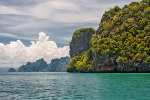 Skaliste Wyspy Tajlandii Pod Błękitnym Niebem — Zdjęcie stockowe