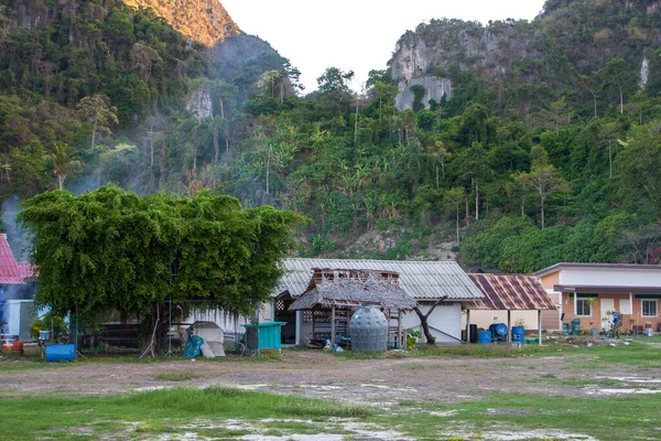 Tayland Adasındaki Kayalıkların Arkasındaki Yerel Sakinlerin Evleri — Stok fotoğraf