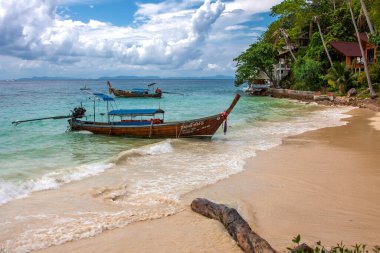 Tropikal denizde bir tekne