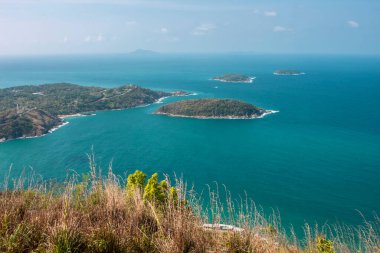 Dağdan denize ve sahile bak.
