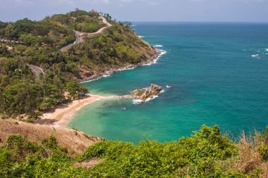 Gözlem güvertesinden güzel bir kumsal görüntüsü.