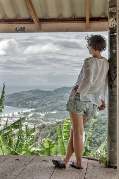Κορίτσι Στέκεται Και Κοιτάζει Την Ακτή Και Ζούγκλα — Φωτογραφία Αρχείου